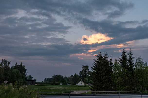 драматическое небо над сельской местностью на закате
 - Фото, изображение