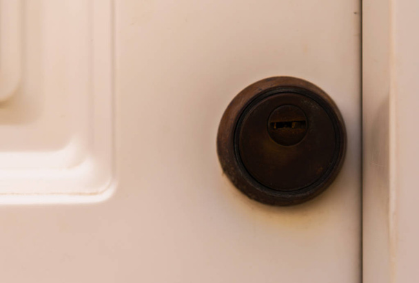 cerradura de puerta vieja, puerta de madera envejecida, seguridad en el hogar, vintage
 - Foto, imagen