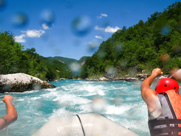 hızlı dağ nehir tarafından gündüz rafting - Fotoğraf, Görsel