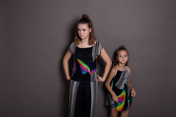 duas belas irmãs meninas moda retrato família
 - Foto, Imagem