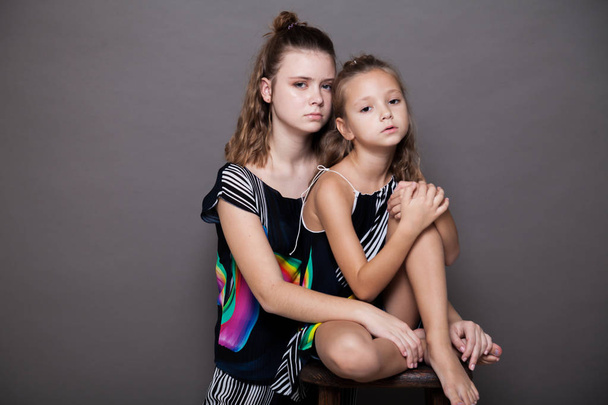 2 人の美しい姉妹の女の子ファッション ポートレート家族 - 写真・画像