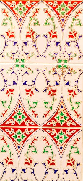 Tradiční ornamentální španělské dekorativní dlaždice, originální keramické dlaždice na stěnách budov, dekorace - Fotografie, Obrázek