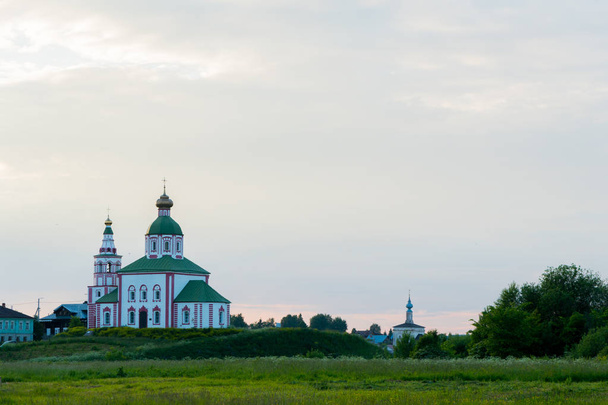 Церква в маленькому містечку Російська - Фото, зображення