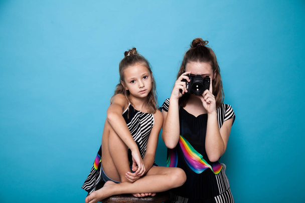 two beautiful girls doing a snapshot camera - Foto, Imagen