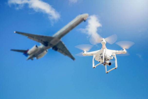 Drone lecą blisko komercyjnego samolotu w pobliżu lotniska - Zdjęcie, obraz