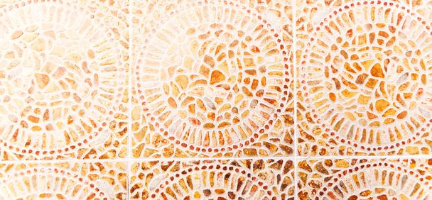 azulejos decorativos tradicionais espanhóis ornamentais, azulejos cerâmicos originais nas paredes dos edifícios, decoração - Foto, Imagem
