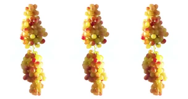 Forgó és forgó elszigetelt fehér háttér élelmiszer a levegőben lebegő szőlő - Felvétel, videó