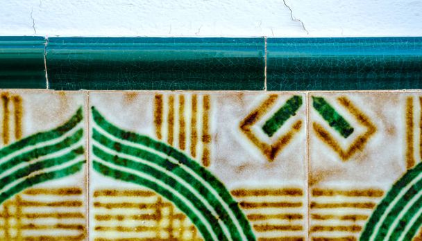 Παραδοσιακά διακοσμητικά ισπανικά διακοσμητικά πλακίδια, πρωτότυπα κεραμικά πλακίδια στους τοίχους των κτιρίων, διακόσμηση - Φωτογραφία, εικόνα