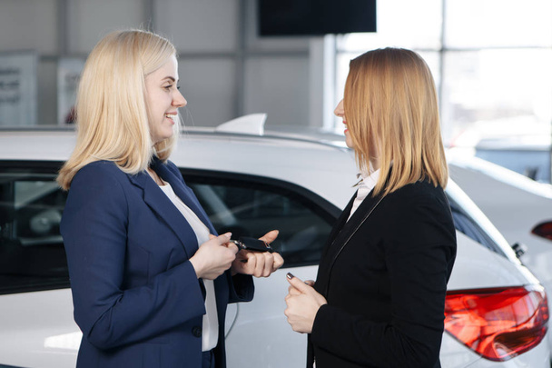 Žena obdrží klíče od auta od prodejce - Fotografie, Obrázek