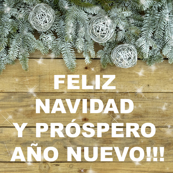 Tanne mit silbernen Glitzerkugeln auf naturbelassenem und rauem Holz. Weihnachtspostkarte. "feliz navidad" " - Foto, Bild