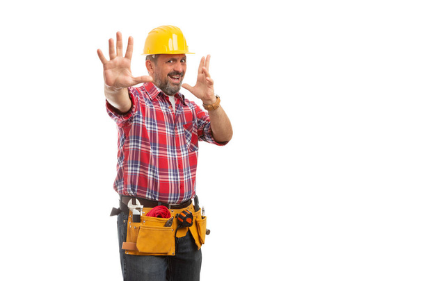 Наляканий будівельник знімає жест, блокуючи руками, як панічна концепція ізольована на білому фоні студії
 - Фото, зображення
