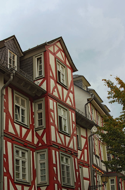 Vue panoramique de la maison ancienne avec l'architecture typique de cette région. Partie historique de la ville de Wetzlar. État de Hesse, Allemagne
. - Photo, image
