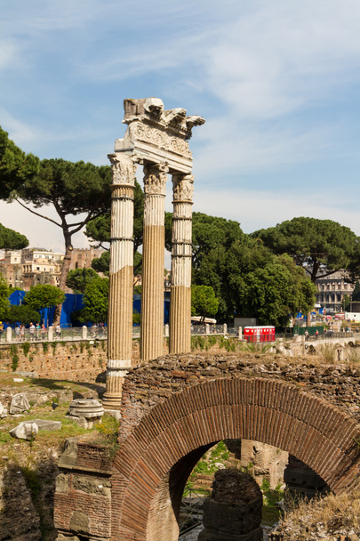 Строительство руин и древних колонн в Риме, Италия
 - Фото, изображение
