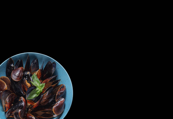 Muschelgericht auf schwarzem Hintergrund - Foto, Bild