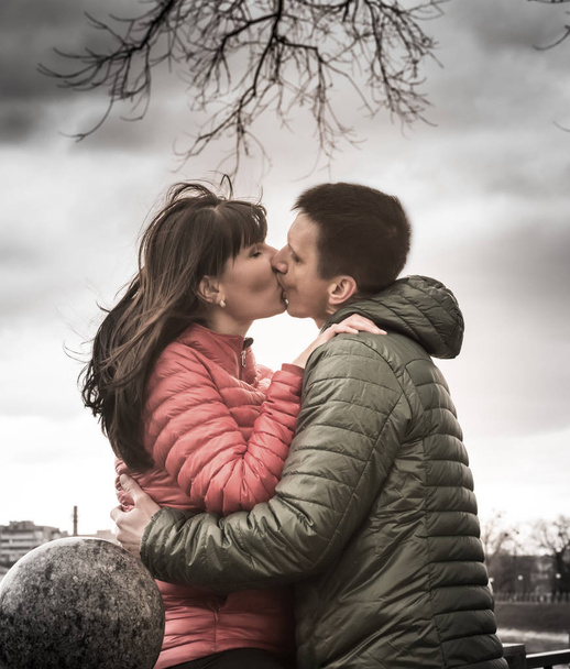W średnim wieku miłości para całuje na ulicy miasta - Zdjęcie, obraz