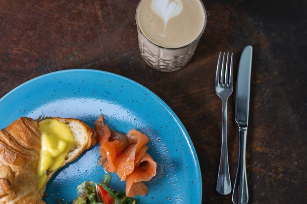 delicioso café da manhã e croissant com queijo e salmão com café
 - Foto, Imagem