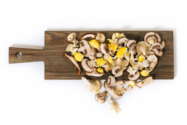 Różnorodność mieszanych egzotycznych grzybów na desce do krojenia. - Zdjęcie, obraz