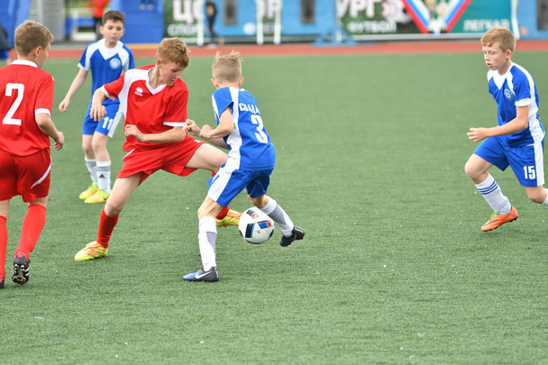 Orenburg, Rusia - 28 de mayo de 2017 año: Los niños juegan al fútbol en el festival de fútbol juegos preliminares "Lokobol-2017
" - Foto, Imagen