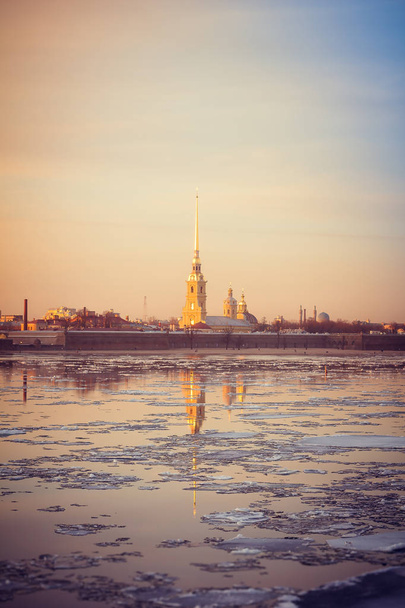 サンクトペテルブルクの中心部での夕日 - 写真・画像