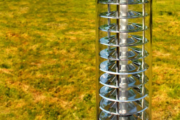 Réverbère moderne sur fond d'herbe jaune. Lampe et disques réflecteurs brillants dans un boîtier en plastique transparent
. - Photo, image