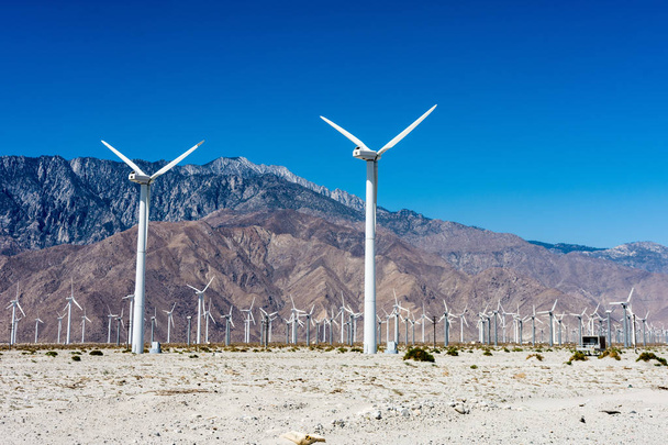 Boerderij windturbines produceren macht in de buurt van Palm Springs, Californië, in Riverside County. - Foto, afbeelding