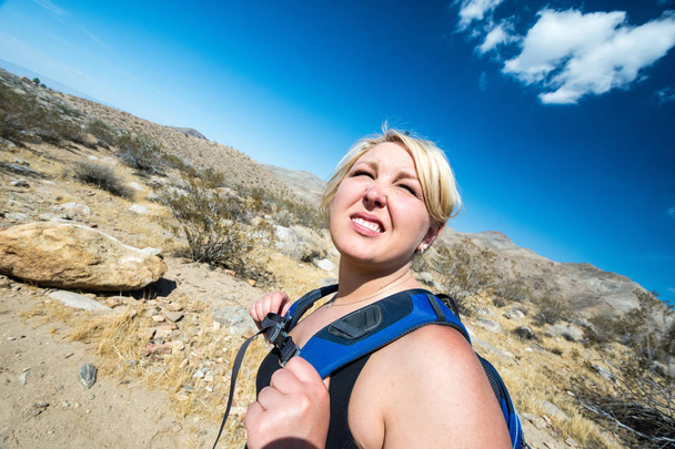 彼女はコーチェラ バレー カリフォルニア砂漠を通ってハイキングとの距離に見 squit 女性金髪ハイカー スポット - 写真・画像