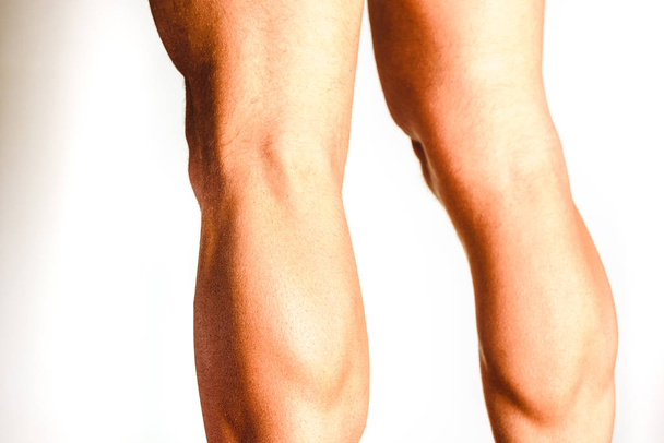 Muskeln des hinteren Beines, Soleus und Gastrocnemius Muskel, Foto eines Athleten. - Foto, Bild