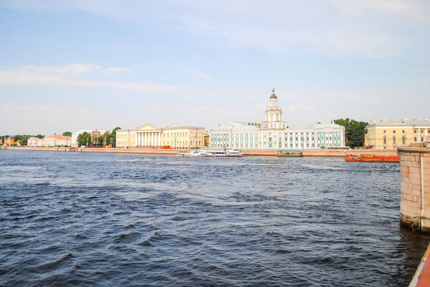 Ανάχωμα της Αγίας Πετρούπολης στον ποταμό Νέβα - Φωτογραφία, εικόνα