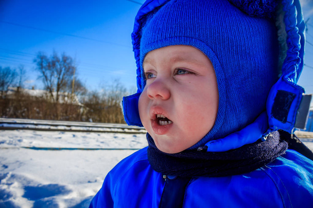 Portret van schattige Kaukasische jongetje dragen blauwe winter jas en GLB - Foto, afbeelding