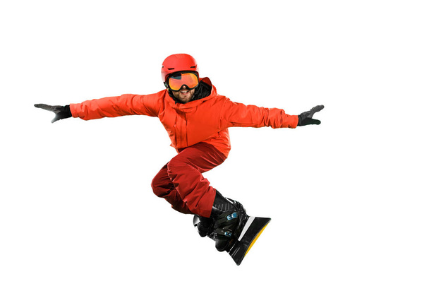 Porträt eines jungen Mannes in Sportbekleidung mit Snowboard auf weißem Hintergrund. - Foto, Bild