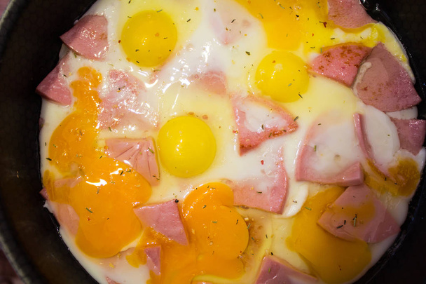  フライパンで調理した卵焼きとハム  - 写真・画像