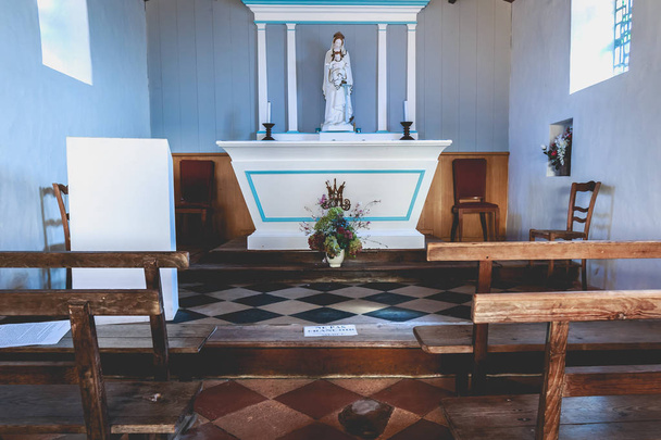 yksityiskohdat sisätilojen kappelin La Meule saarella Yeu Ranskassa
 - Valokuva, kuva