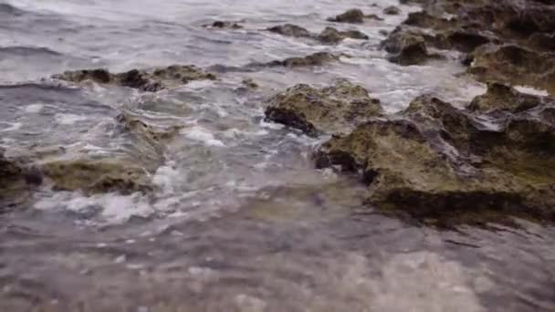 Bord de mer italien avec des vagues - Materiał filmowy, wideo