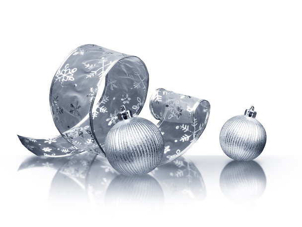 Срібна стрічка та різдвяні кульки
 - Фото, зображення