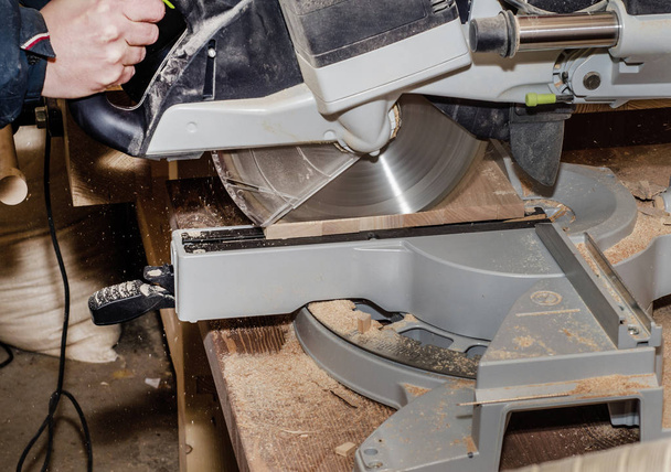 丸鋸付け建具のマシン、男は、ボードをカットします。企業、木製品の製造の作業プロセス、雇用、ジョブの検索、 - 写真・画像