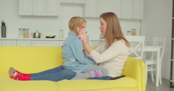 Gondoskodó anya vigasztaló ideges lánya a kanapé - Felvétel, videó