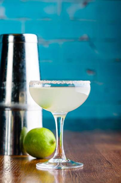 margarita cocktail closeup on bar counter in a margagita glass with lime - Φωτογραφία, εικόνα