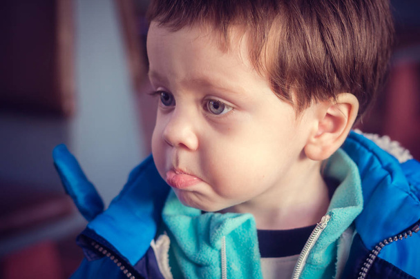 πορτρέτο του αξιολάτρευτο καυκάσιο μικρό αγόρι φορώντας μπλε σακάκι χειμώνα - Φωτογραφία, εικόνα