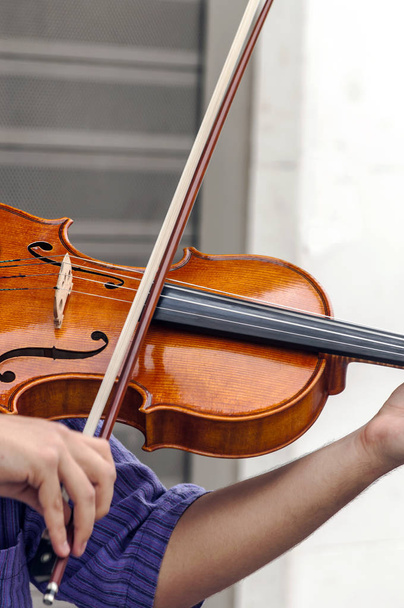 Ręka mężczyzny gry na skrzypcach - Zdjęcie, obraz