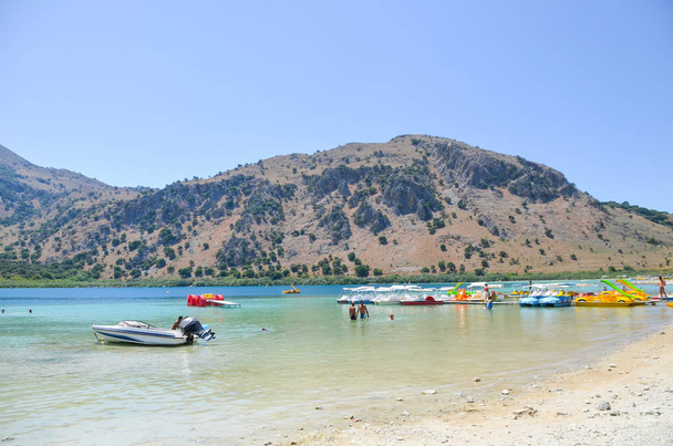 Lac Kournas pittoresque en Crète, Grèce
 - Photo, image