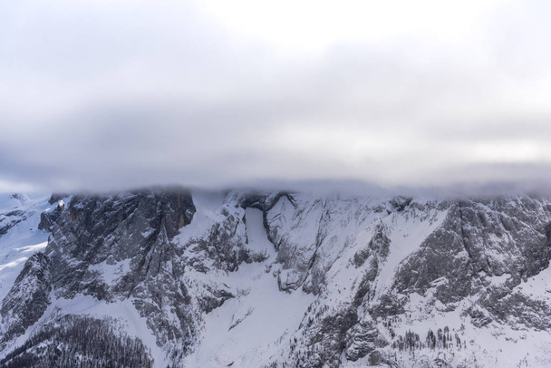 Incredibile vista sulle montagne coperta di neve soffice
 - Foto, immagini