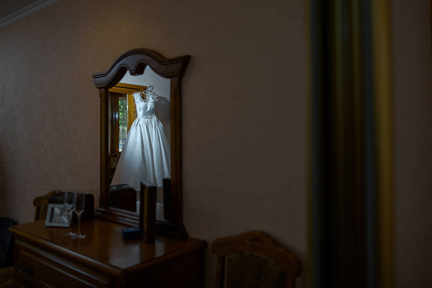 Reflection of a wedding dress in a mirror. - Fotografie, Obrázek