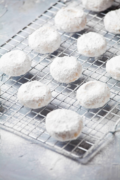 Domowej roboty greckie ciasteczka kourabiedes z migdałami i cukrem lukrem - Zdjęcie, obraz