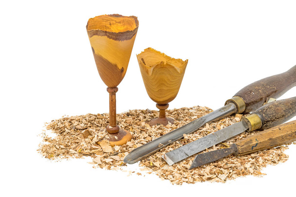 Ручні дерев'яні горщики, прикрашені тирсою та інструментом, ізольовані на білому
 - Фото, зображення