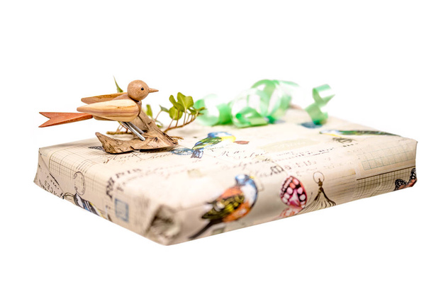 Helle Geschenkbox dekoriert mit einem hölzernen Vogel und Bogen isoliert auf weiß - Foto, Bild
