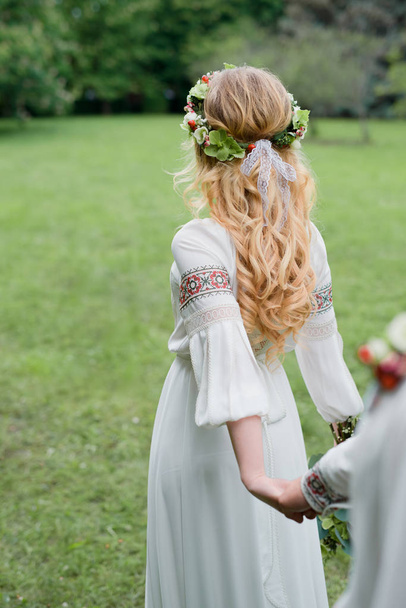 Vista posteriore della sposa vestita in abito nazionale
 - Foto, immagini