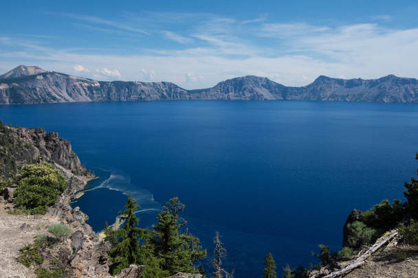 Vue grand angle du parc national du lac Crater en Oregon, par temps clair et ensoleillé en été
 - Photo, image