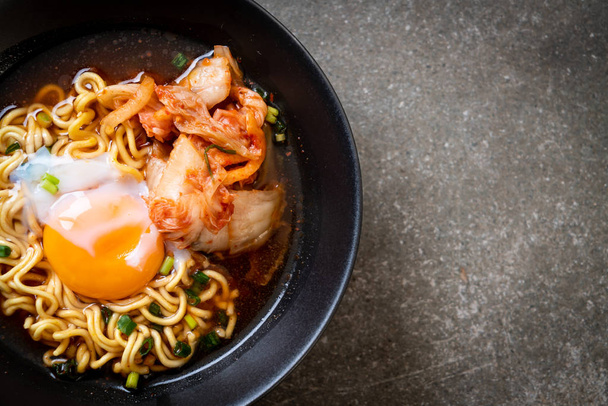 Korean instant noodles with kimchi and egg - Korean ramen style - Foto, afbeelding