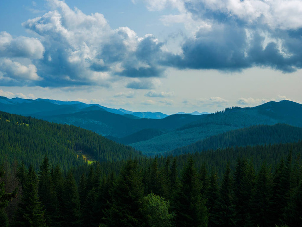 View of the mountain range from a bird's eye view - Fotografie, Obrázek