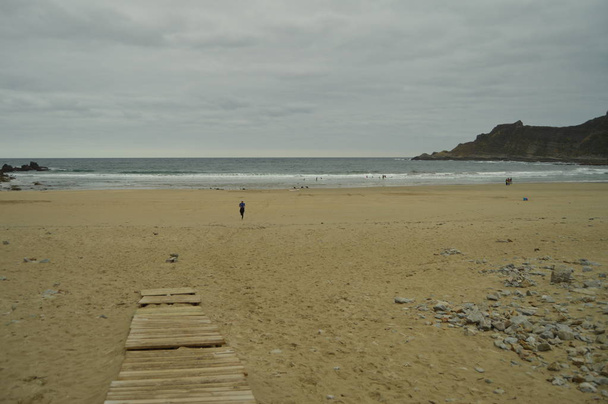 Ampla e longa com praia branca de Areia Oleiros em um dia chuvoso. 30 de julho de 2015. Paisagens, Natureza, Viagens. Praia dos Oleiros, Astúrias, Espanha
. - Foto, Imagem